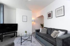 Quiet and comfy house with 2 bedrooms and 2 bathrooms super fast WiFi and crisp hotel standard white linen hosted by Our Home Short Stays